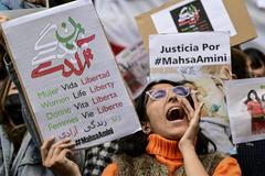 Masové protesty v Íránu: Smrt mladé Mahsy byla poslední kapkou, říká novinářka Rahimi
