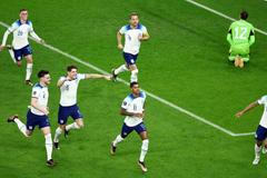 Angličané slaví gól v zápase MS 2022 Wales - Anglie