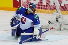 Překonaný Július Hudáček v zápase Česko - Slovensko na MS 2021