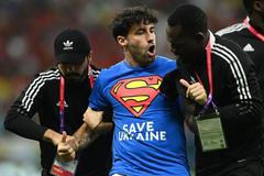 Zápas Portugalska s Uruguayí narušil jeden z diváků v Lusailu politickými hesly