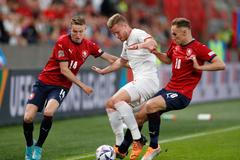 Jan Kuchta, Nico Elvedi a Jakub Jankto v zápase Ligy národů Česko - Švýcarsko