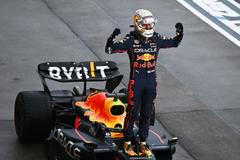 Max Verstappen z Red Bullu slaví po VC Japonska titul mistra světa F1