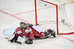 Jakub Kovář inkasuje ve finále Spengler Cupu Sparta -