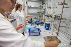 Laboratoř Vysoká škola chemicko-technologická, výzkum, věda, Akademie věd, chemie, fyzika, biologie, vědec, vědkyně, laborant