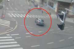 Zdrogovaný zloděj ukradl vůz taxi a ohrožoval nebezpečnou jízdou. Policie hledá svědky