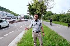 Šéf pražského hnutí ANO Ondřej Prokop si ve videu plete cyklopruhy s parkovacím stáním