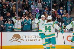 Tomáš Hertl (48) a Alexandr Barabanov ze San Jose slaví gól