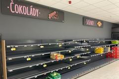 prázdné regály nákup socialismus včely penny