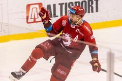 Třinecký hokejový útočník Tomáš Marcinko v zápase extraligy