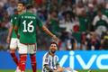Héctor Herrera a Lionel Messi v zápase MS 2022 Argentina - Mexiko