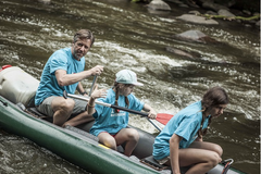 Kaskadéři hýbající loděmi a nebezpečná výzva pro Pavla Lišku. Jak vypadalo natáčení Špuntů na vodě?