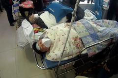 Čínská nemocnice v Tchien-ťinu je plná pacientů s covidem-19. Nevejdou se ani na chodby