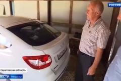 Za syna padlého na Ukrajině získal od státu příspěvek. Koupil si pak za to nové auto