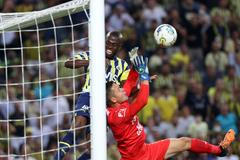 Brankář Filip Nguyen v zápase Evropské ligy s Fenerbahce