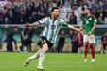 Lionel Messi slaví gól v zápase MS 2022 Argentina - Mexiko