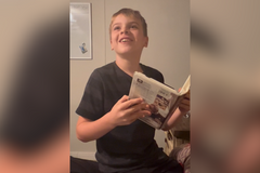 Školák se hádal s rodiči. Kazetu VHS zaměnil za knihu