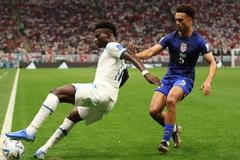 Bukayo Saka a Antonee Robinson v zápase MS 2022 Anglie - USA
