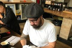 Roman Týc při výrobě mincí