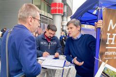 Marek Hilšer při sběru podpisů pro prezidentskou kandidaturu v roce 2022..