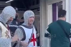 Křižáci sem nesmí. Katařané vykázali Angličany v kostýmech křesťanských rytířů