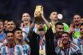 Finále MS ve fotbale 2022, Argentina - Francie: Lionel Messi s trofejí