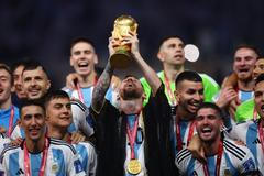 Finále MS ve fotbale 2022, Argentina - Francie: Lionel Messi s trofejí