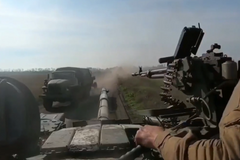 Video: Autentická válečná vřava. Kulky létají všemi směry, tankista se podruhé narodí