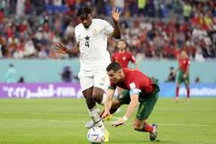 Cristiano Ronaldo je v pokutovém území faulován Mohammedem Salisuem v utkání MS 2022 Portugalsko - Ghana