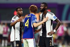 Antonio Rüdiger (vpravo) po prohraném zápase Němců s Japonci na MS 2022