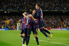Fotbalisté Barcelony slaví ve španělské lize gól proti Bilbau