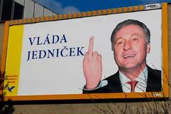 Mirek Topolánek gesto zdvižený prostředníček