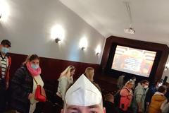 Patrik Tušl má na sebe uvalených celkem 15 exekucí. Zároveň sbírá dary za videa, na nichž pronásleduje zdravotníky, lékaře či epidemiology.