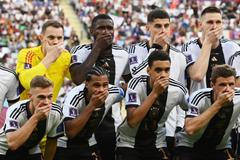 Němci si na fotografii před zápasem s Japonci zakryli ústa