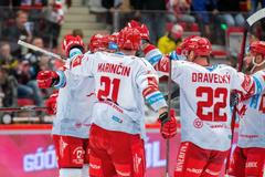 Třinečtí hokejisté v extralize oslavují gól proti Spartě