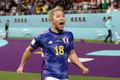 Takuma Asano slaví gól v zápase MS 2022 Německo - Japonsko