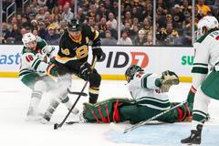 David Pastrňák skóruje v NHL 2022/23 proti Minnesotě