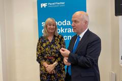 Díváme se často na účet. Média si vybrala favority, říká Fischer a šéfka jeho kampaně