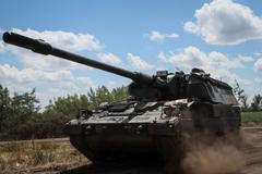 Ukrajinští vojáci se samohybnou houfnicí na frontové linii.