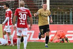 Brněnský kapitán Jakub Řezníček oslavuje gól do sítě Pardubic