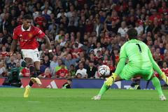 Marcus Rashford z Manchesteru United dává gól v zápase s Liverpoolem