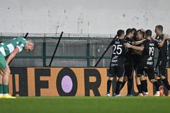 Hráči Hradce Králové se radují z druhého gólu v zápase s Bohemians 1905