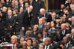 Joe Biden na pohřbu Alžběty II., za ním Petr Fiala.