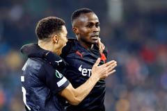 Alexander Bah a Yira Sor slaví branku