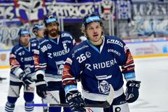 Peter Krieger (26) a Peter Mueller (88) slaví gól Vítkovic v hokejové extralize 2022/23