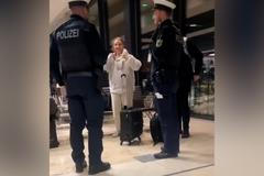 Rusku Julii Prochorovovou, která urážela ukrajinské uprchlíky, vyhostili z Německa