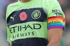 Duhová páska na ruce Ilkaye Gündogana