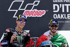 Fabio Quartararo (Yamaha) a Francesco Bagnaia (Ducati) na stupních vítězů po GP Španělska MotoGP 2022