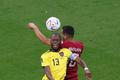 Enner Valencia a Búalim Chúchí v zápase MS 2022 Katar - Ekvádor