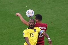 Enner Valencia a Búalim Chúchí v zápase MS 2022 Katar - Ekvádor