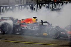 Max Verstappen v Red Bullu slaví triumf ve VC Abú Zabí F1 2022